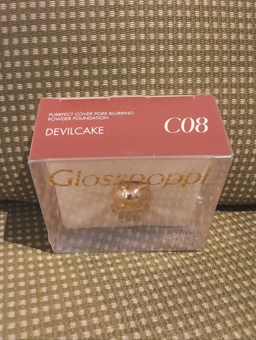 Glosspoppi Pink Compact with Gold Cat Accent - C08 Devilcake Pore Blurring